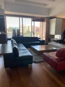 Apartamento En Arriendo En Bogota En Santa Barbara Usaquen A158418, 220 mt2, 3 habitaciones