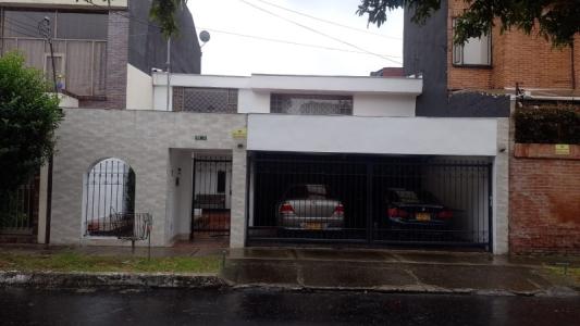 Casa En Arriendo En Bogota A121011, 330 mt2, 4 habitaciones