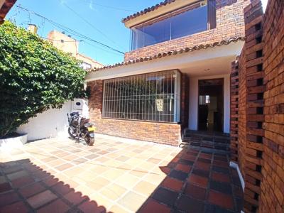 Casa En Arriendo En Bogota En Alcala A157319, 320 mt2, 3 habitaciones