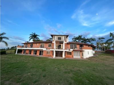 Se alquila casa campestre de lujo en Cerritos, 700 mt2, 6 habitaciones