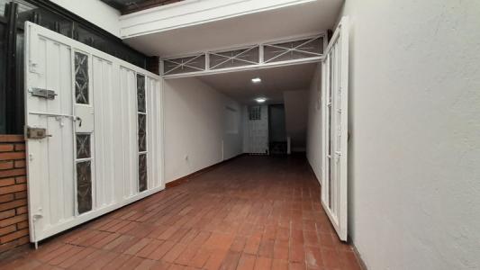 Oficina En Arriendo En Bogota A127977, 250 mt2, 4 habitaciones