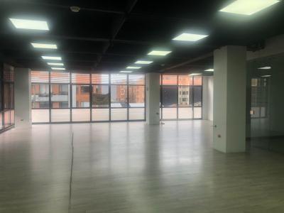 Oficina En Arriendo En Bogota En Santa Barbara Usaquen A151044, 219 mt2