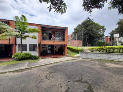 VENTA DE COMODA CASA EN LOMA DEL CHOCHO - ENVIGADO, 240 mt2, 3 habitaciones