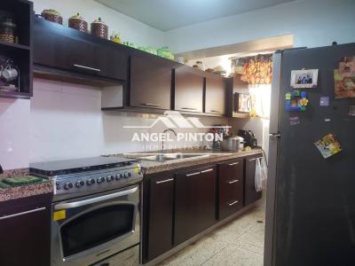 APARTAMENTO VENTA AV. 8 SANTA RITA MARACAIBO API 4840, 125 mt2, 3 habitaciones