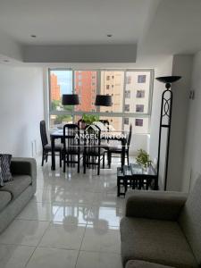 APARTAMENTO EN ALQUILER EDIFICIO CABANA AV EL MILAGRO MARACAIBO API 5630, 96 mt2, 3 habitaciones