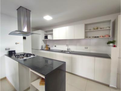 VENTA DE APARTAMENTO EN CARLOS E RESTREPO - MEDELLIN , 94 mt2, 3 habitaciones