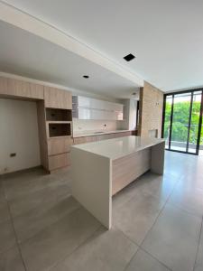 Apartamento En Venta En Medellin En Conquistadores V12731, 170 mt2, 3 habitaciones