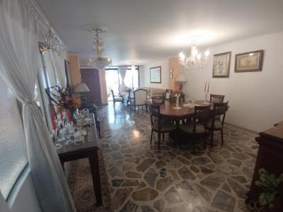 Apartamento En Venta En Medellin En Laureles V109580, 203 mt2, 3 habitaciones