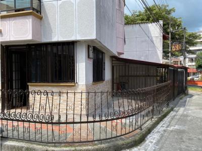 VENTA DE CASA ESQUINERA RECIEN REMODELADA SECTOR LAS AMERICAS, 4 habitaciones