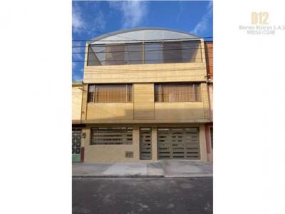 Vendo Hermosa Casa De 3 Niveles, Barrio La Estrada., 456 mt2, 9 habitaciones