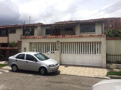 Casa En Venta En Bogota En Pontevedra V74928, 240 mt2, 3 habitaciones