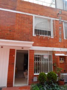 Venta De Casas En Bogota, 76 mt2, 3 habitaciones