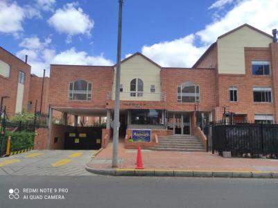 Casa En Venta En Bogota En Mazuren V8771, 152 mt2, 3 habitaciones