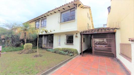 Casa En Venta En Bogota En Pontevedra V38002, 262 mt2, 4 habitaciones