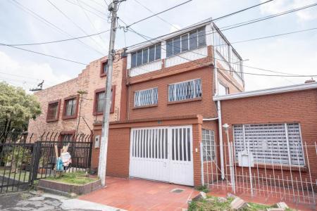 Casa En Venta En Bogota En Modelia Occidental V132878, 220 mt2, 3 habitaciones