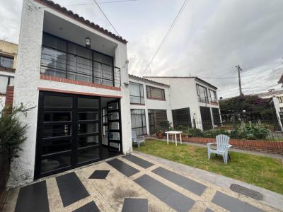 Casa En Venta En Bogota En Pontevedra V135586, 201 mt2, 3 habitaciones