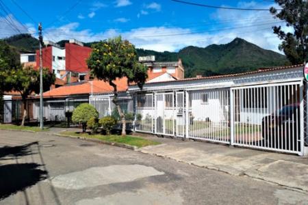 Venta De Casas En Bogota, 410 mt2, 4 habitaciones