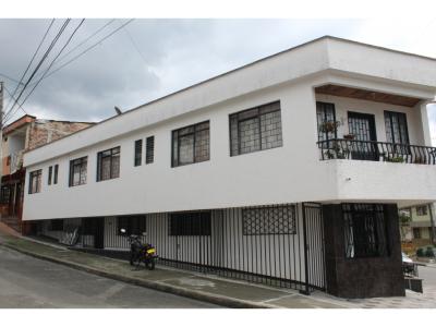 Venta de casa en Calarcá - 3 niveles Independientes, 256 mt2, 9 habitaciones