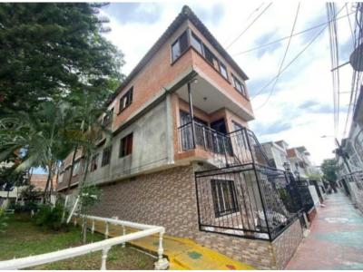 Casa Trifamiliar esquinera en ciudad Córdoba Cali en venta (J.P), 230 mt2, 9 habitaciones