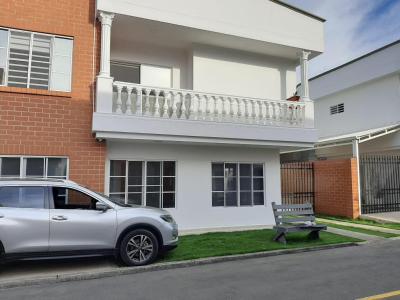 Casa En Venta En Cali En Ciudad Jardin V7416, 243 mt2, 5 habitaciones