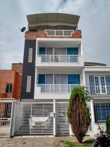 Casa En Venta En Cali En Ciudad 2000 V14271, 250 mt2, 6 habitaciones