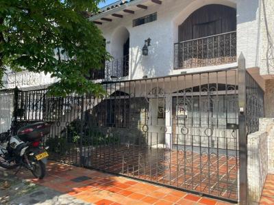 Casa En Venta En Cali En Urbanizacion Colseguros V15368, 260 mt2, 9 habitaciones