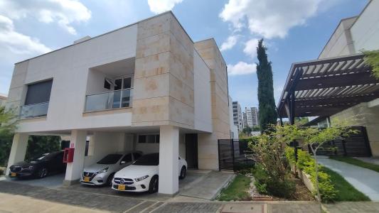 Casa En Venta En Cali En Ciudad Jardin V15449, 257 mt2, 4 habitaciones