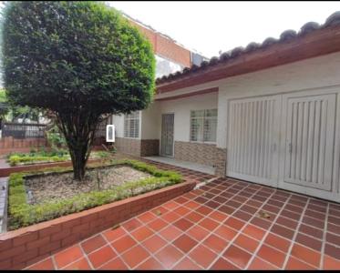 Casa En Venta En Cali En Melendez V114091, 300 mt2, 5 habitaciones