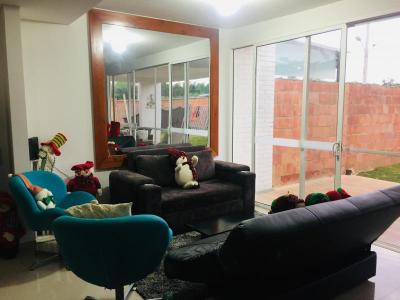 Casa En Venta En Cali V123271, 214 mt2, 6 habitaciones