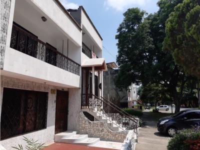 Vendo Casa bifamiliar en el barrio el Ingenio, 470 mt2, 9 habitaciones