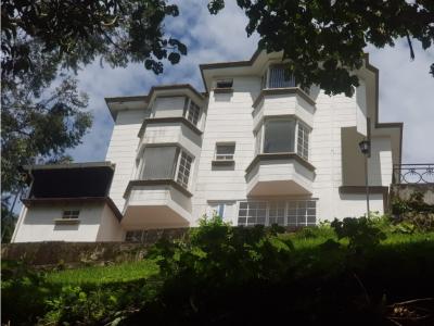 Se vende casa campestre en Los Rosales, 310 mt2, 4 habitaciones