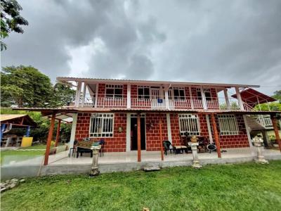 Se vende casa campestre en Calarcá, 7 habitaciones