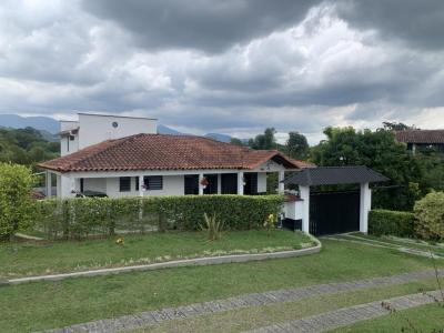 Casa Campestre En Venta En Calarcá Condominio Agua Bonita VIUZL6700386, 410 mt2, 6 habitaciones