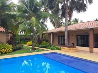 En Cartagena VENDO casa lujosa y confortable en condominio, 550 mt2, 4 habitaciones