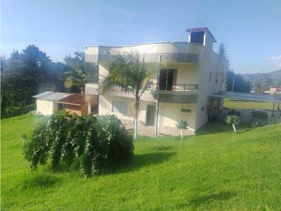 Venta de casa campestre autosostenible en el Carmen de Viboral, Antioq, 374 mt2, 5 habitaciones