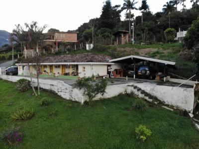 HERMOSA CASA-FINCA EN GIRARDOTA CERCA A LA AUTOPISTA , 1000 mt2, 4 habitaciones