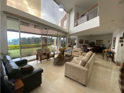 Hermosa casa campestre en la vía las Palmas al oriente de  la ciudad, 420 mt2, 5 habitaciones