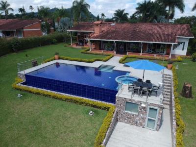 Casa Campestre En Venta En Pereira V93554, 250 mt2, 5 habitaciones