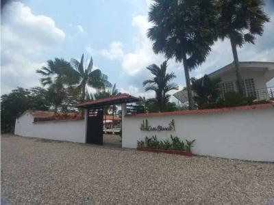 Vendo Casa Campestre con piscina rentando Vereda Apiay Villavicencio, 500 mt2, 8 habitaciones