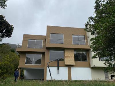 Casa En Venta En Chia V30989, 600 mt2, 5 habitaciones