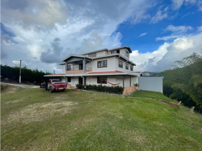 Casa en El Peñol Antioquia, 450 mt2, 11 habitaciones