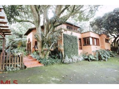 Casa en venta en El Esmeraldal, Envigado, 244 mt2, 4 habitaciones