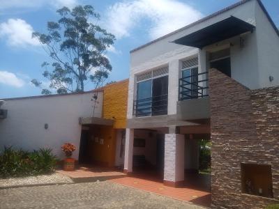 Casa En Venta En Jamundi En Alfaguara V14675, 1550 mt2, 4 habitaciones