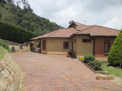 Venta De Casas En La Calera, 230 mt2, 3 habitaciones