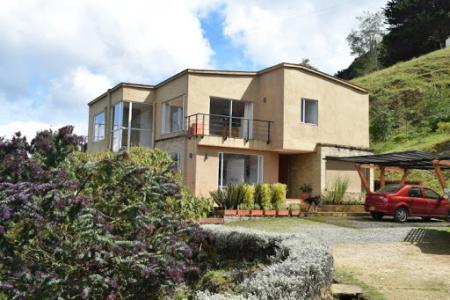 Venta De Casas En La Calera, 366 mt2, 4 habitaciones