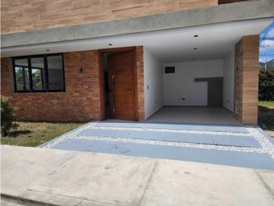 Casa para la venta Urbanización cerrada La Ceja, 236 mt2, 4 habitaciones