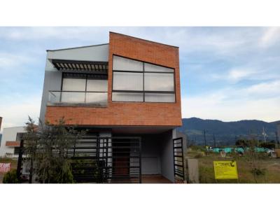 Venta de casa en La Ceja, Antioquia, 150 mt2, 3 habitaciones