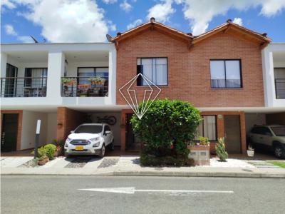 Venta de casa en exclusiva unidad cerrada de La Ceja , 124 mt2, 3 habitaciones