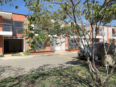 VC442 VENDO Casa de tres alcobas, en unidad abierta en La Ceja, Antioquia, 124 mt2, 3 habitaciones