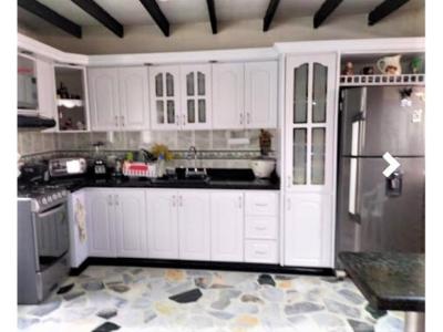 Venta casa con renta en Colseguro, 380 mt2, 9 habitaciones